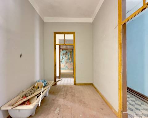 Lindo edifício Autêntico dos Anos 1920 a renovar no coração histórico de Faro