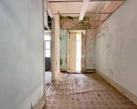 Lindo edifício Autêntico dos Anos 1920 a renovar no coração histórico de Faro