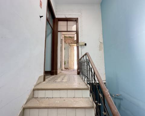 Lindo edifício Autêntico dos Anos 1920 a renovar no coração histórico de Faro