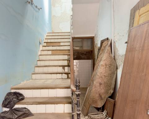 Lindo edifício Autêntico dos Anos 1920 a renovar no coração histórico de Faro