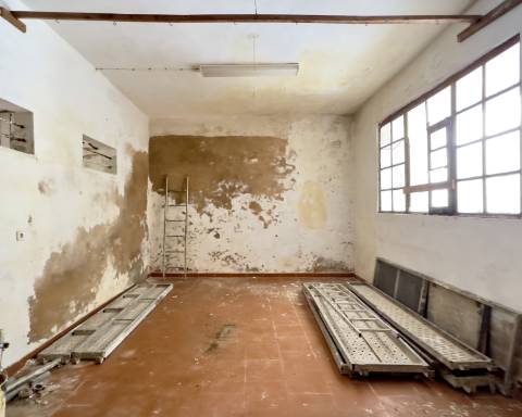 Lindo edifício Autêntico dos Anos 1920 a renovar no coração histórico de Faro