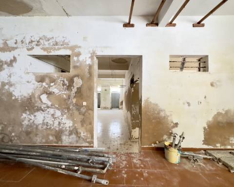 Lindo edifício Autêntico dos Anos 1920 a renovar no coração histórico de Faro