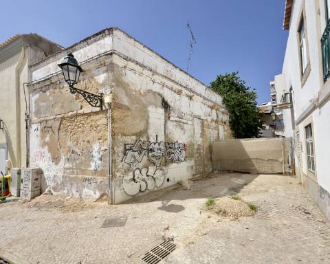 Lindo edifício Autêntico dos Anos 1920 a renovar no coração histórico de Faro