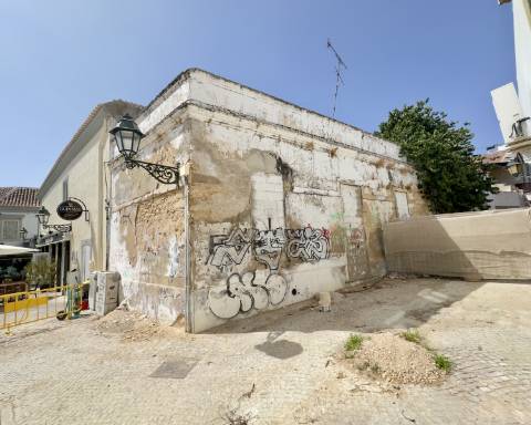 Lindo edifício Autêntico dos Anos 1920 a renovar no coração histórico de Faro