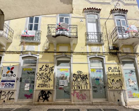 Lindo edifício Autêntico dos Anos 1920 a renovar no coração histórico de Faro