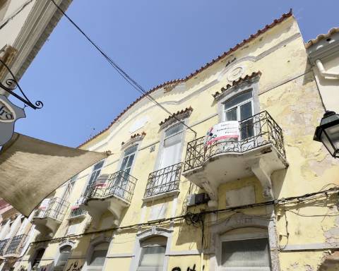 Lindo edifício Autêntico dos Anos 1920 a renovar no coração histórico de Faro