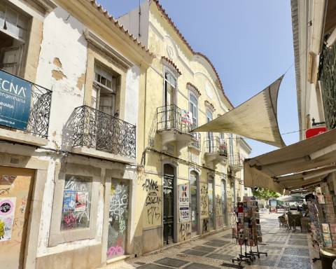 Lindo edifício Autêntico dos Anos 1920 a renovar no coração histórico de Faro