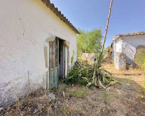 Grande quinta em ruínas para renovar integralmente I 288 m2 I Terreno de 11 815 m2 I São Bras de Alportel