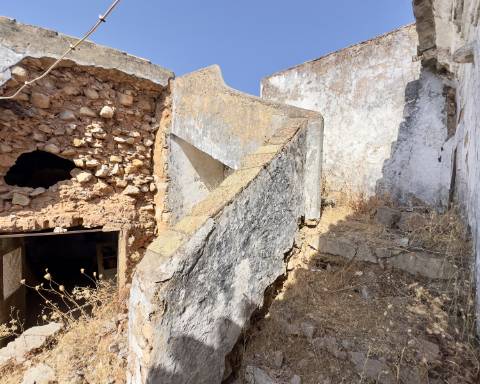 Grande quinta em ruínas para renovar integralmente I 288 m2 I Terreno de 11 815 m2 I São Bras de Alportel