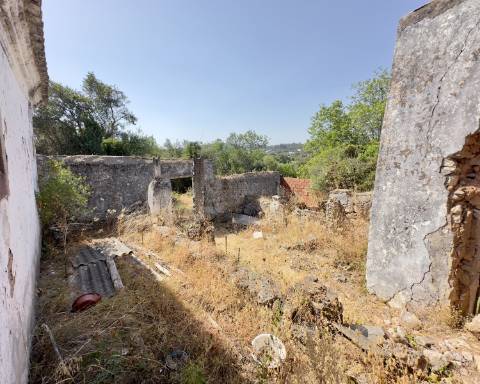 Grande quinta em ruínas para renovar integralmente I 288 m2 I Terreno de 11 815 m2 I São Bras de Alportel