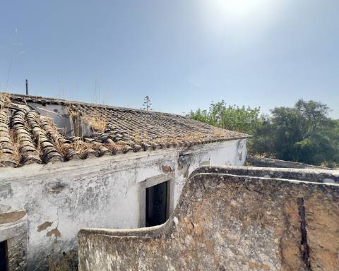 Grande quinta em ruínas para renovar integralmente I 288 m2 I Terreno de 11 815 m2 I São Bras de Alportel
