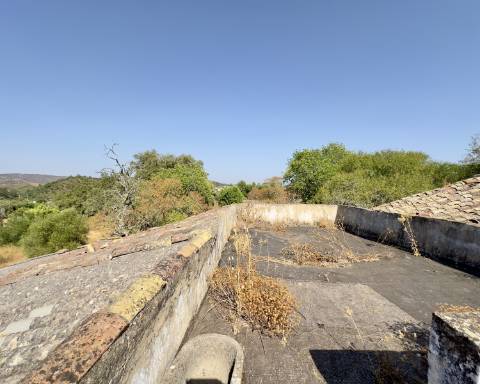 Grande quinta em ruínas para renovar integralmente I 288 m2 I Terreno de 11 815 m2 I São Bras de Alportel
