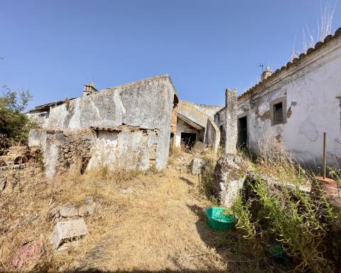 Grande quinta em ruínas para renovar integralmente I 288 m2 I Terreno de 11 815 m2 I São Bras de Alportel