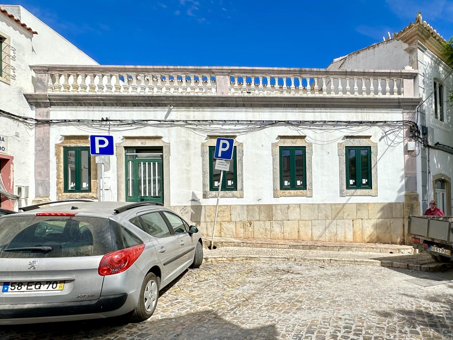 Magnífica moradia geminada para renovar I 287,10 m² I terreno 305 m² I Pátio I 4 quartos I Projeto aprovado I Centro histórico de Estoi
