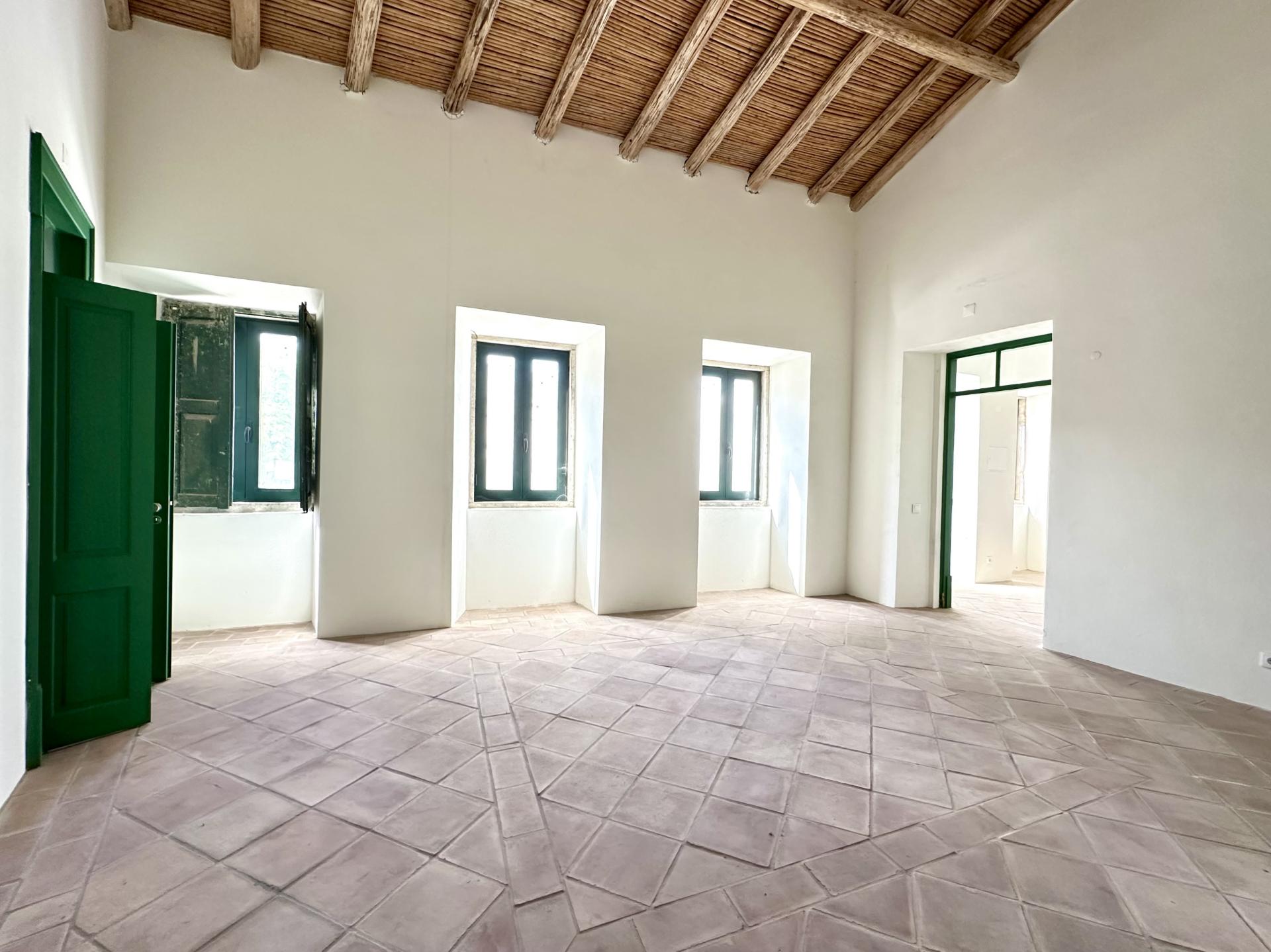 Magnífica moradia geminada para renovar I 287,10 m² I terreno 305 m² I Pátio I 4 quartos I Projeto aprovado I Centro histórico de Estoi