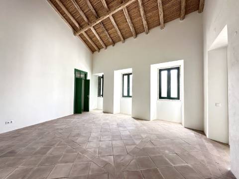 Magnífica moradia geminada para renovar I 287,10 m² I terreno 305 m² I Pátio I 4 quartos I Projeto aprovado I Centro histórico de Estoi