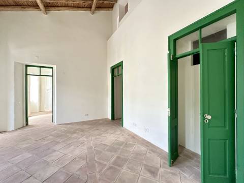 Magnífica moradia geminada para renovar I 287,10 m² I terreno 305 m² I Pátio I 4 quartos I Projeto aprovado I Centro histórico de Estoi