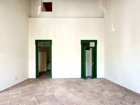 Magnífica moradia geminada para renovar I 287,10 m² I terreno 305 m² I Pátio I 4 quartos I Projeto aprovado I Centro histórico de Estoi