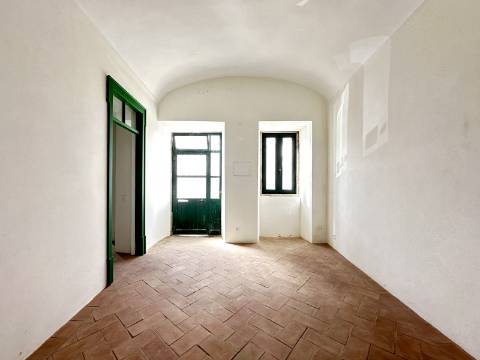 Magnífica moradia geminada para renovar I 287,10 m² I terreno 305 m² I Pátio I 4 quartos I Projeto aprovado I Centro histórico de Estoi