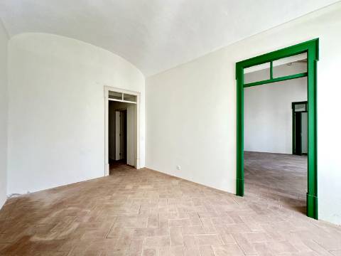 Magnífica moradia geminada para renovar I 287,10 m² I terreno 305 m² I Pátio I 4 quartos I Projeto aprovado I Centro histórico de Estoi