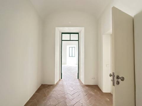 Magnífica moradia geminada para renovar I 287,10 m² I terreno 305 m² I Pátio I 4 quartos I Projeto aprovado I Centro histórico de Estoi