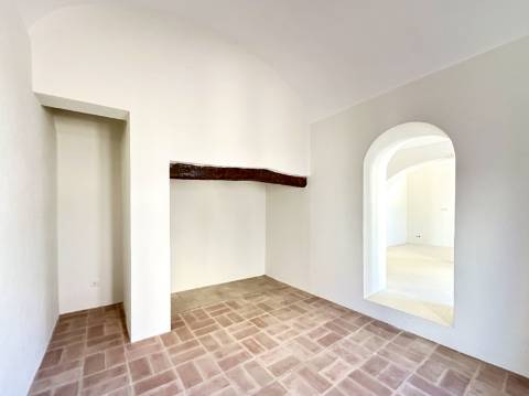 Magnífica moradia geminada para renovar I 287,10 m² I terreno 305 m² I Pátio I 4 quartos I Projeto aprovado I Centro histórico de Estoi