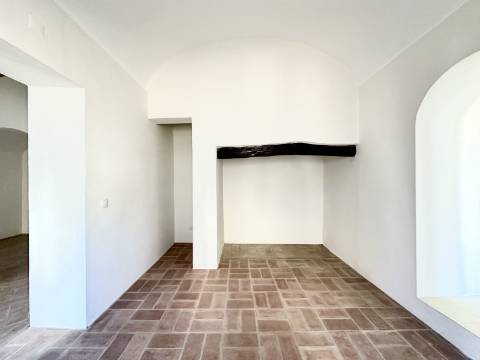 Magnífica moradia geminada para renovar I 287,10 m² I terreno 305 m² I Pátio I 4 quartos I Projeto aprovado I Centro histórico de Estoi