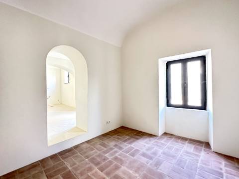 Magnífica moradia geminada para renovar I 287,10 m² I terreno 305 m² I Pátio I 4 quartos I Projeto aprovado I Centro histórico de Estoi