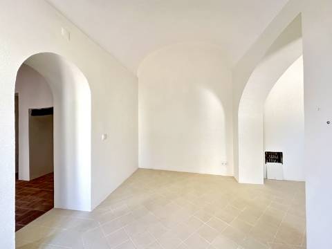 Magnífica moradia geminada para renovar I 287,10 m² I terreno 305 m² I Pátio I 4 quartos I Projeto aprovado I Centro histórico de Estoi