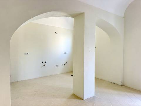 Magnífica moradia geminada para renovar I 287,10 m² I terreno 305 m² I Pátio I 4 quartos I Projeto aprovado I Centro histórico de Estoi