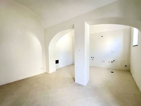 Magnífica moradia geminada para renovar I 287,10 m² I terreno 305 m² I Pátio I 4 quartos I Projeto aprovado I Centro histórico de Estoi