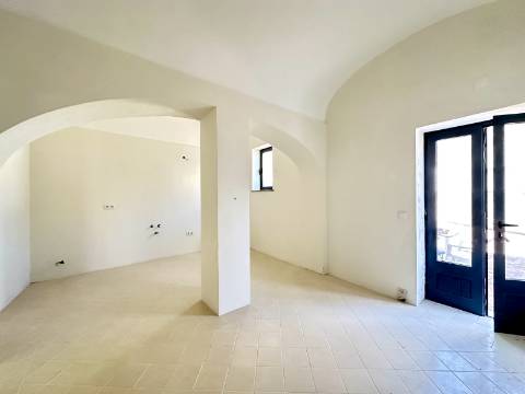 Magnífica moradia geminada para renovar I 287,10 m² I terreno 305 m² I Pátio I 4 quartos I Projeto aprovado I Centro histórico de Estoi