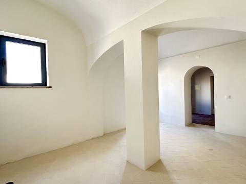 Magnífica moradia geminada para renovar I 287,10 m² I terreno 305 m² I Pátio I 4 quartos I Projeto aprovado I Centro histórico de Estoi