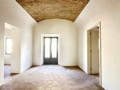 Magnífica moradia geminada para renovar I 287,10 m² I terreno 305 m² I Pátio I 4 quartos I Projeto aprovado I Centro histórico de Estoi