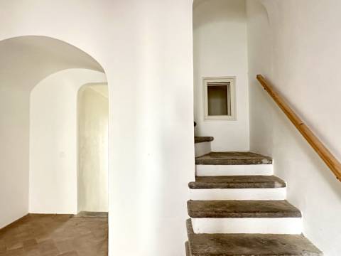 Magnífica moradia geminada para renovar I 287,10 m² I terreno 305 m² I Pátio I 4 quartos I Projeto aprovado I Centro histórico de Estoi