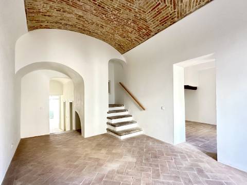 Magnífica moradia geminada para renovar I 287,10 m² I terreno 305 m² I Pátio I 4 quartos I Projeto aprovado I Centro histórico de Estoi