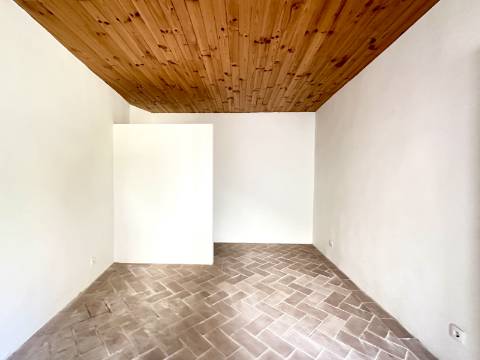 Magnífica moradia geminada para renovar I 287,10 m² I terreno 305 m² I Pátio I 4 quartos I Projeto aprovado I Centro histórico de Estoi