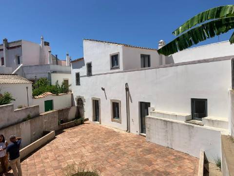 Magnífica moradia geminada para renovar I 287,10 m² I terreno 305 m² I Pátio I 4 quartos I Projeto aprovado I Centro histórico de Estoi