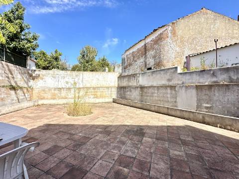 Magnífica moradia geminada para renovar I 287,10 m² I terreno 305 m² I Pátio I 4 quartos I Projeto aprovado I Centro histórico de Estoi