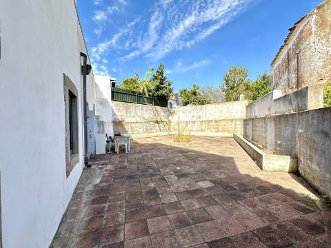 Magnífica moradia geminada para renovar I 287,10 m² I terreno 305 m² I Pátio I 4 quartos I Projeto aprovado I Centro histórico de Estoi