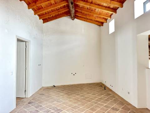 Magnífica moradia geminada para renovar I 287,10 m² I terreno 305 m² I Pátio I 4 quartos I Projeto aprovado I Centro histórico de Estoi