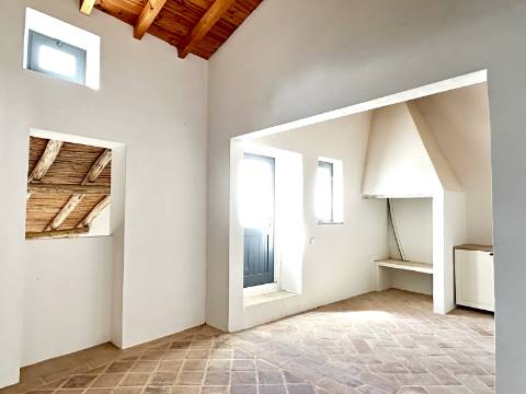 Magnífica moradia geminada para renovar I 287,10 m² I terreno 305 m² I Pátio I 4 quartos I Projeto aprovado I Centro histórico de Estoi