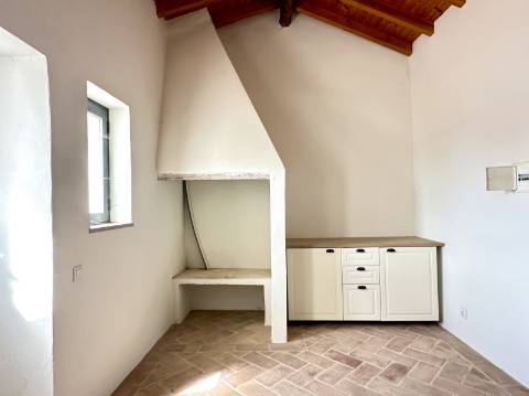 Magnífica moradia geminada para renovar I 287,10 m² I terreno 305 m² I Pátio I 4 quartos I Projeto aprovado I Centro histórico de Estoi