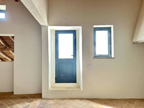 Magnífica moradia geminada para renovar I 287,10 m² I terreno 305 m² I Pátio I 4 quartos I Projeto aprovado I Centro histórico de Estoi