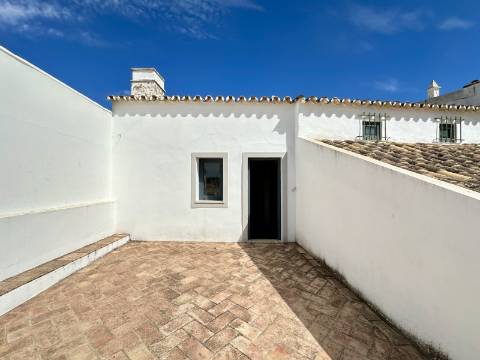 Magnífica moradia geminada para renovar I 287,10 m² I terreno 305 m² I Pátio I 4 quartos I Projeto aprovado I Centro histórico de Estoi