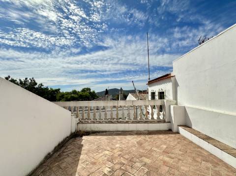 Magnífica moradia geminada para renovar I 287,10 m² I terreno 305 m² I Pátio I 4 quartos I Projeto aprovado I Centro histórico de Estoi