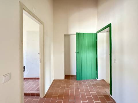 Magnífica moradia geminada para renovar I 287,10 m² I terreno 305 m² I Pátio I 4 quartos I Projeto aprovado I Centro histórico de Estoi