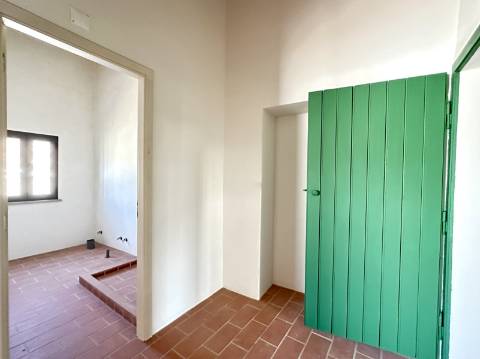 Magnífica moradia geminada para renovar I 287,10 m² I terreno 305 m² I Pátio I 4 quartos I Projeto aprovado I Centro histórico de Estoi