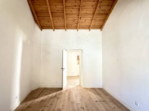 Magnífica moradia geminada para renovar I 287,10 m² I terreno 305 m² I Pátio I 4 quartos I Projeto aprovado I Centro histórico de Estoi