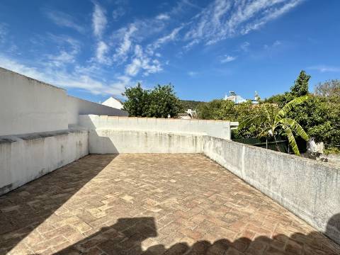 Magnífica moradia geminada para renovar I 287,10 m² I terreno 305 m² I Pátio I 4 quartos I Projeto aprovado I Centro histórico de Estoi